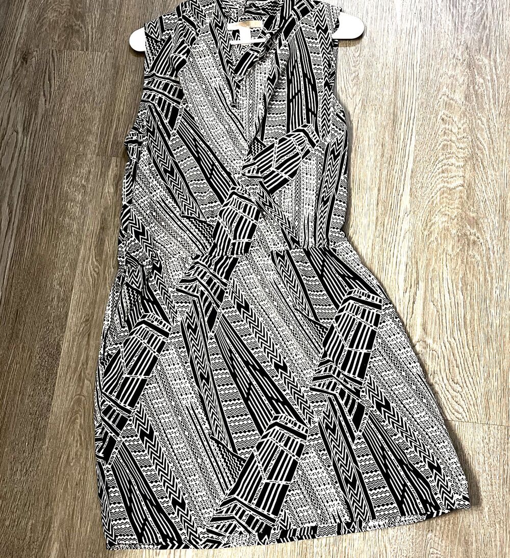 Forever 21 XXI Black White Abstract Print VNeck Pockets Gathered Waist LG Dress